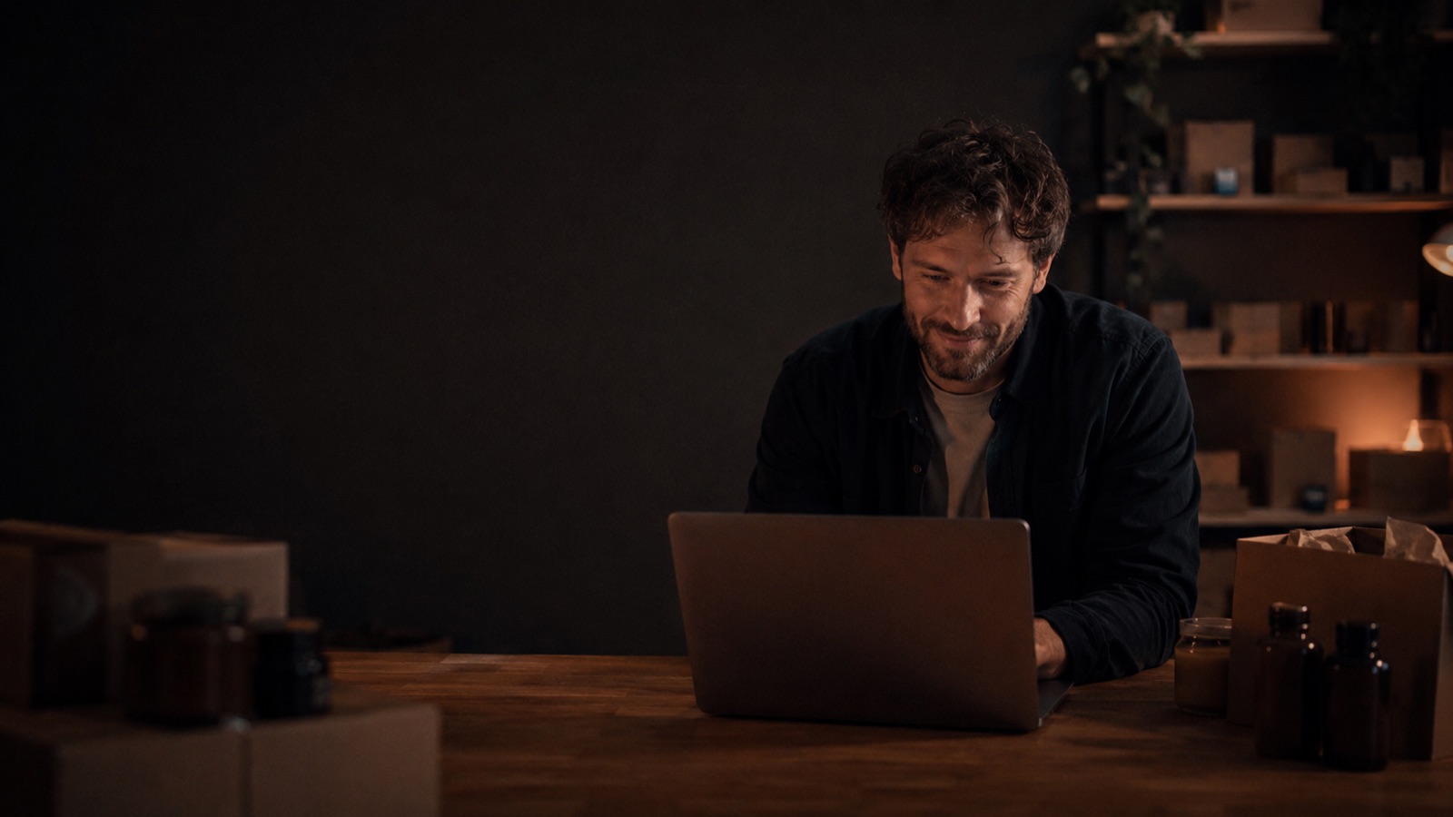Il titolare di un piccolo marchio al computer